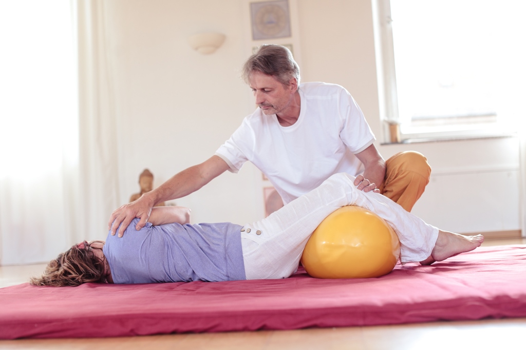 Gesundheitspraxis Oberfranken: Therapeut zeigt Rückenanwendung
