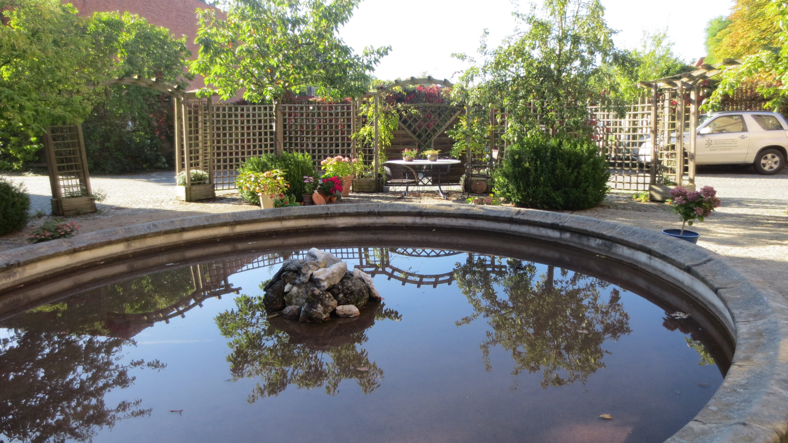 Innenhof der Gesundheitspraxis Oberfranken in Bayreuth mit Brunnen und ruhiger Atmosphäre für ganzheitliche Behandlungen