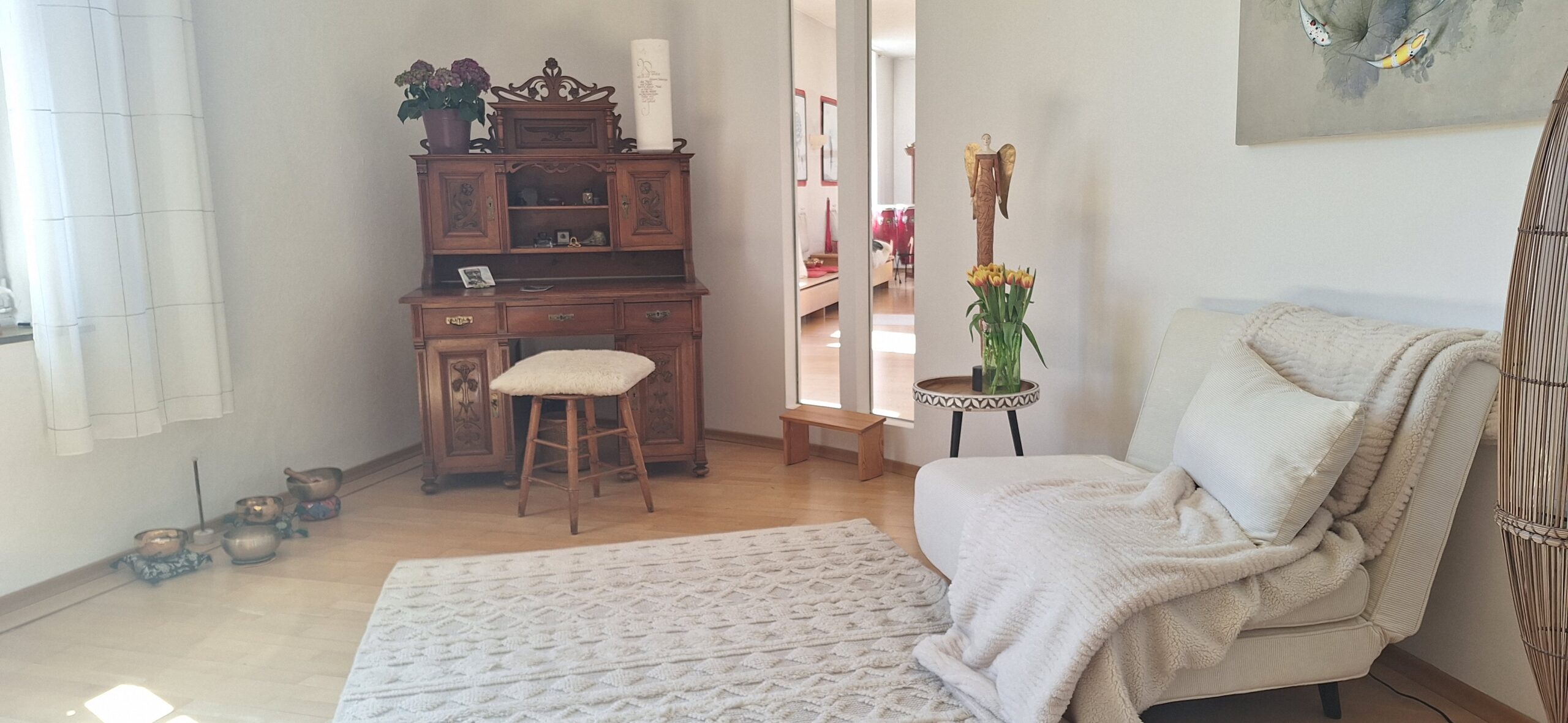 Ruheraum in der Gesundheitspraxis Oberfranken in Bayreuth mit Liege, Decke und warmem Licht für Entspannung und Innehalten